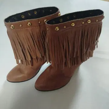 프린지 달린 브라운 부티 가죽