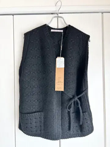 TOWAVASE 파니에 슬리브리스 가디건 블랙