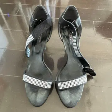 스톤 장식 블랙 샌들 하이힐