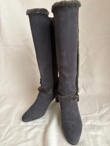 그레이 퍼 달린 롱 부츠