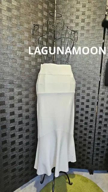 [ 새상품,미사용 ] 라그나문 비대칭 헴 니트 스커트 S