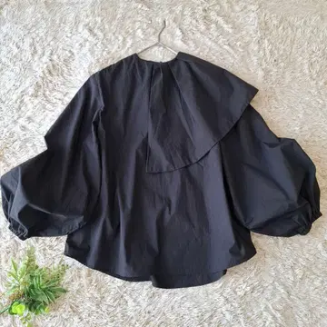 Milla Owen 넥 프릴 드레이프 퍼프 슬리브 풀오버 블라우스 블랙