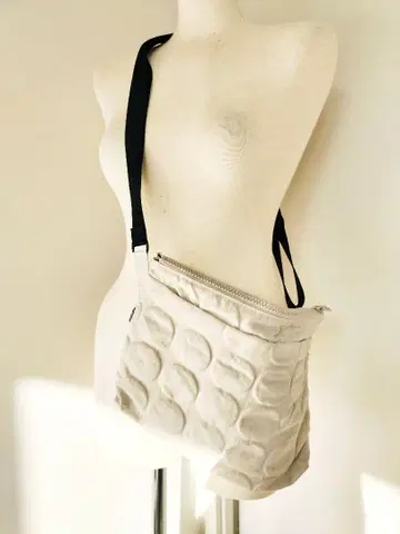 플랜테이션 도트 숄더백