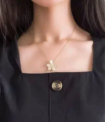꽃 모티브 목걸이 골드 컬러