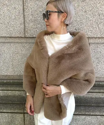 JENNE 리치 볼륨 퍼 케이프 베이지