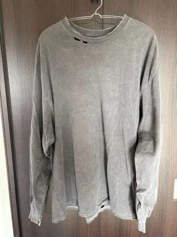 그레이 데미지 가공 긴팔 티셔츠