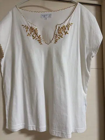 애니에스 베이 자수 V넥 T셔츠