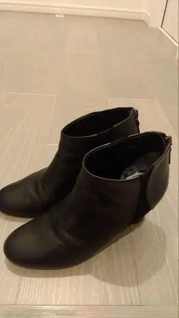 블랙 부티 중간 힐 뒷지퍼