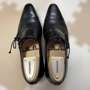 MAGNANNI 블랙 레이스업 드레스 슈즈