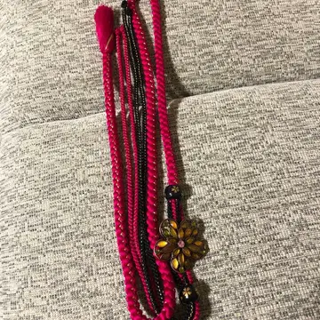 허리띠 짙은 핑크색 꽃 모티브 성인식