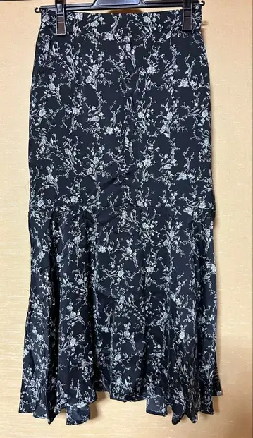 [ SENSE OF PLACE ] 플레어 롱 스커트 블랙과 화이트 꽃무늬