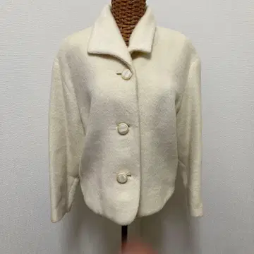아이보리 버튼 달린 숏 자켓