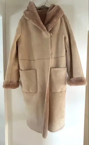 후드 부착 베이지 무스탕 코트