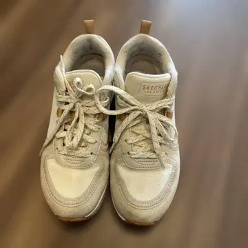 SKECHERS 에어쿠션 화이트 스니커즈