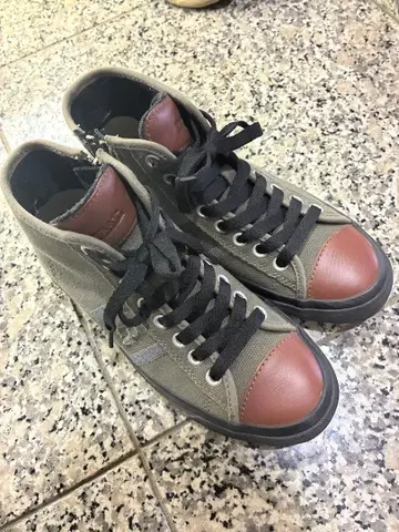 올리브 그린 하이컷 스니커즈 리