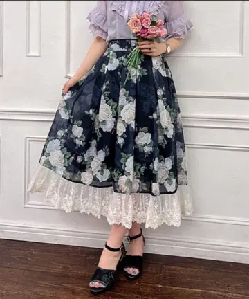 axes femme 라피네 로즈 패턴 턱 스커트 택 포함 새상품