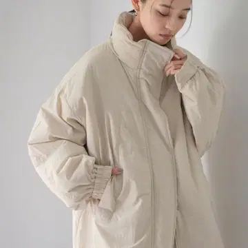 베이지 볼륨 실루엣 자켓