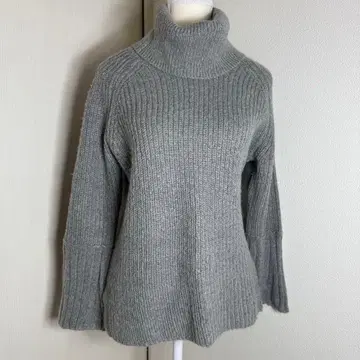트레이드마크 그레이 루즈핏 터틀넥 플레어 소매 니트 스웨터