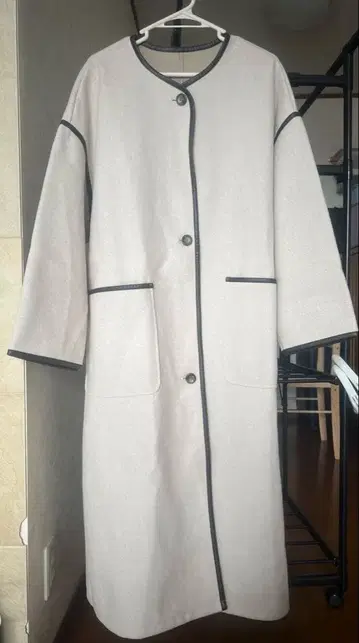 베이지 롱 코트 버튼 포함