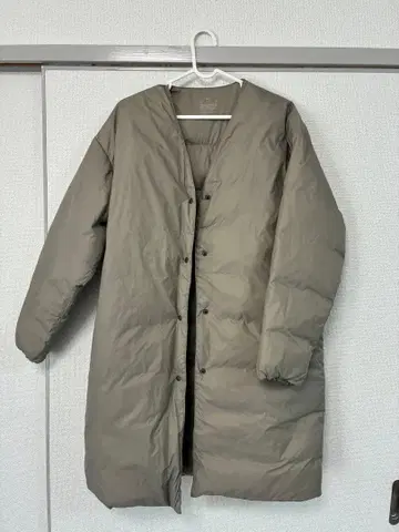 카키 다운 자켓 M-L 사이즈
