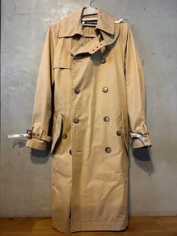 베이지 더블 브레스트 트렌치코트