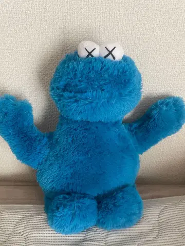 KAWS x UNIQLO 쿠키 몬스터 가격 인하