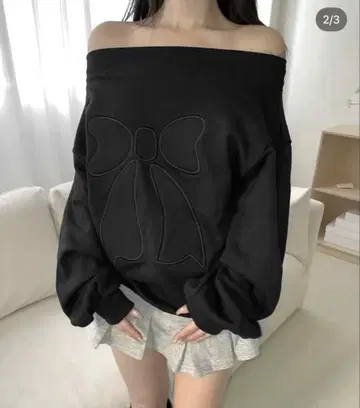 theairtown 오프숄더 블랙 맨투맨 리본