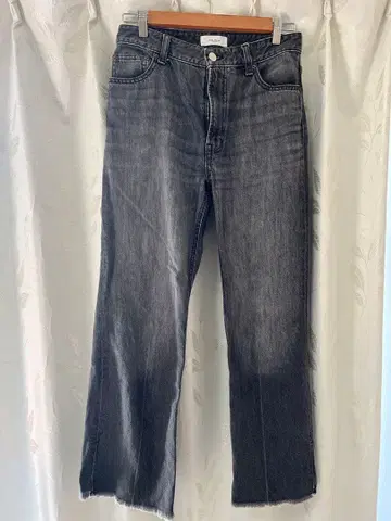 다크 그레이 스트레이트 데님 프린지 밑단