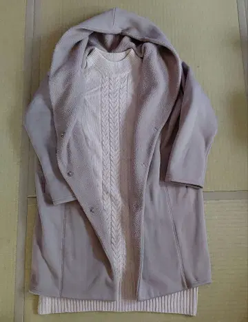 DRESKIP 후드 부착 베이지 롱 코트와 니트 원피스 세트