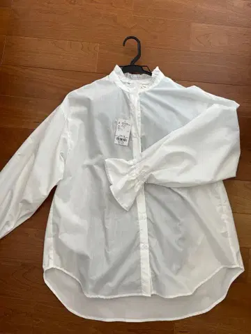 새상품 화이트 프릴 긴팔 셔츠 F 사이즈