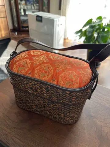 오렌지 덮개 달린 바스켓백