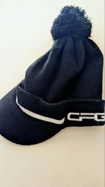 CFD 폼폼 포함 블랙 니트 모자