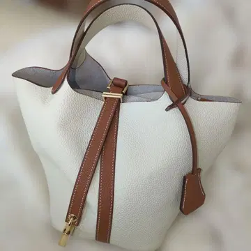 새상품급 브라운과 화이트의 천연 가죽 백!!