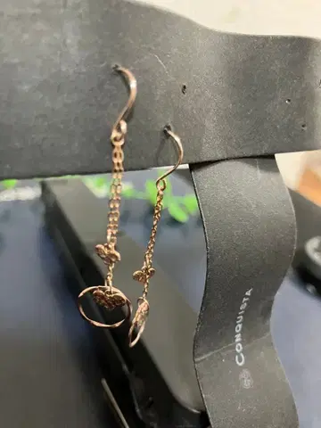 K10 금 하트형 참 포함 롱 귀걸이