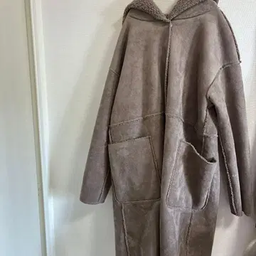 브라운 후드 부착 무스탕 코트