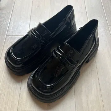 [ 미사용 ] 블랙 에나멜 로퍼 통굽