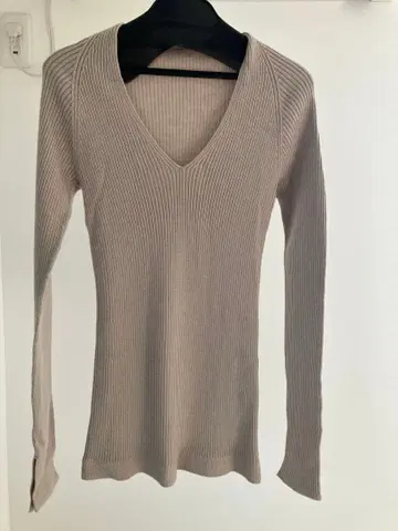 WhimGazette 미사용품 베이지 V넥 긴팔 스웨터