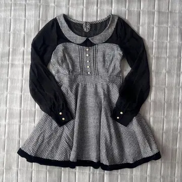 TRALALA 블랙 화이트 체크 무늬 긴팔 미니 원피스