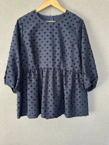 레리안 네이비 도트 패턴 반팔 블라우스