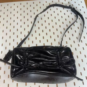 KC 개더입은 블랙 숄더백