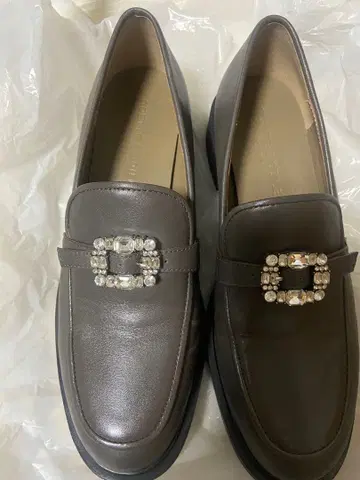 비쥬 장식 다크 브라운 로퍼