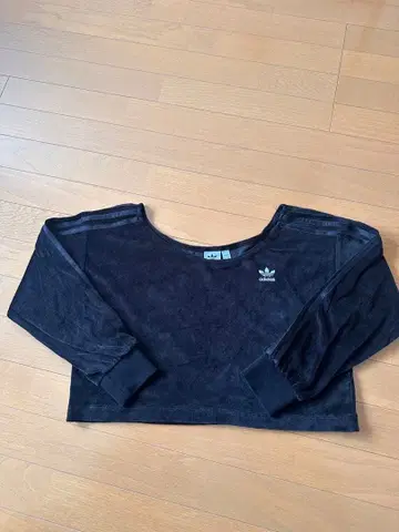 adidas 블랙 크롭 긴팔 상의