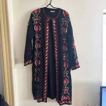 프레다 꽃무늬 자수 긴팔 원피스 블랙 긴팔 가운