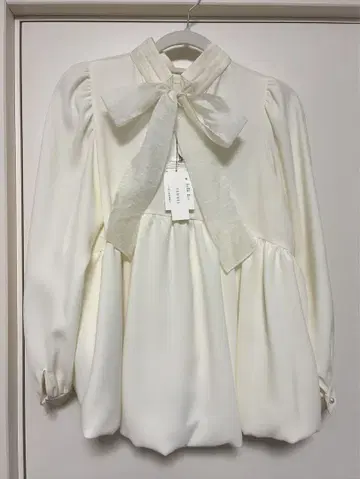 아이보리 리본 포함 긴팔 블라우스