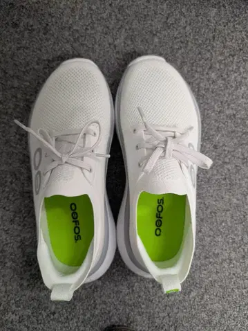 Oofos 화이트 스니커즈