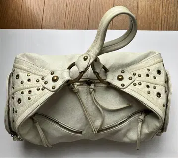 화이트 스터드 숄더백