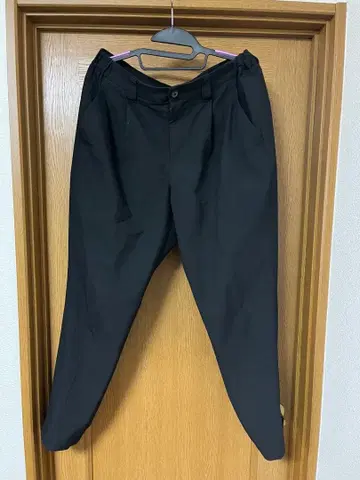 UNITED TOKYO 멀티 사이드 밴딩 앵클 슬랙스