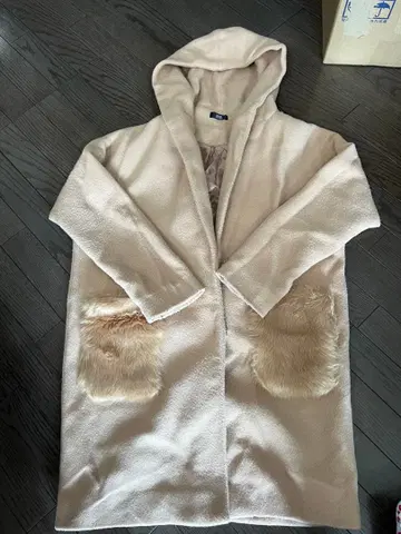 후드 부착 베이지 롱 코트