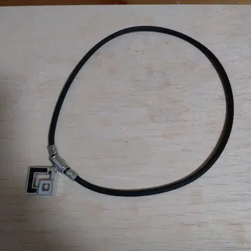 기하학 디자인 목걸이 블랙 실버