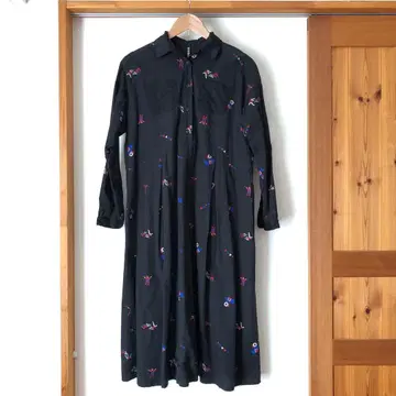 플라보아 자수 블랙 긴팔 셔츠 원피스